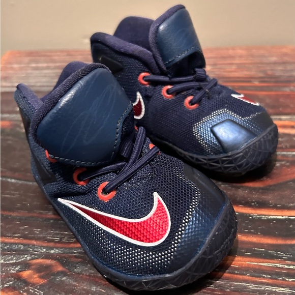 Infant toddler size 3.5 Nike Lebron sneakers - Picture 3 of 5